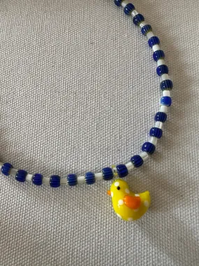 Collar con cerámica azul y pollito de cristal de murano