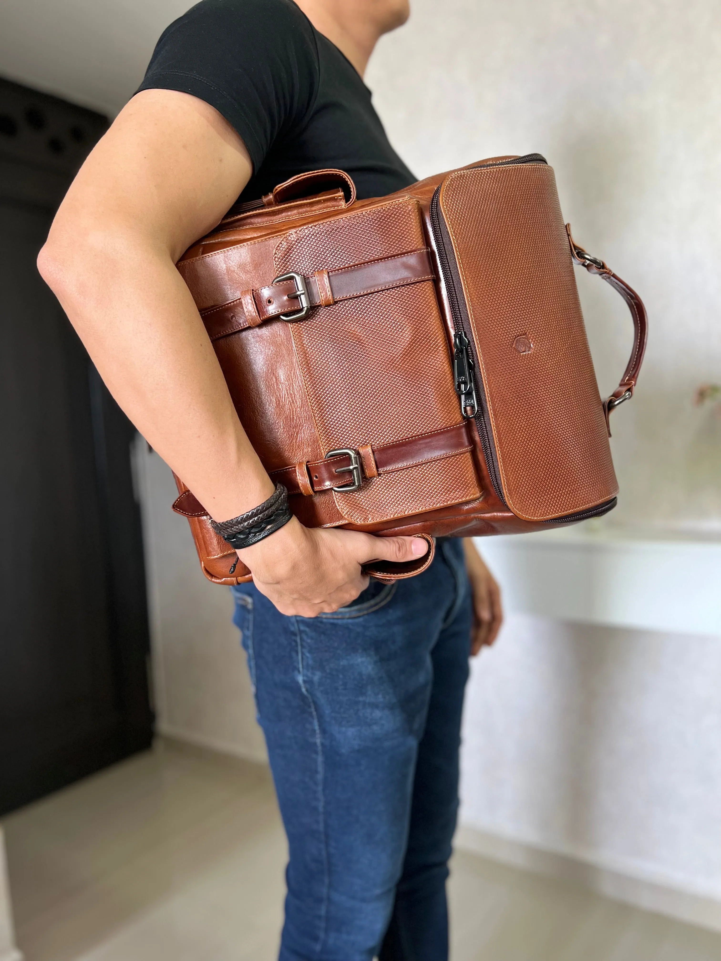 MORRAL ADRIAN MULTIFUNCIONAL EN CUERO MIEL PARA HOMBRE | FREE ZONE