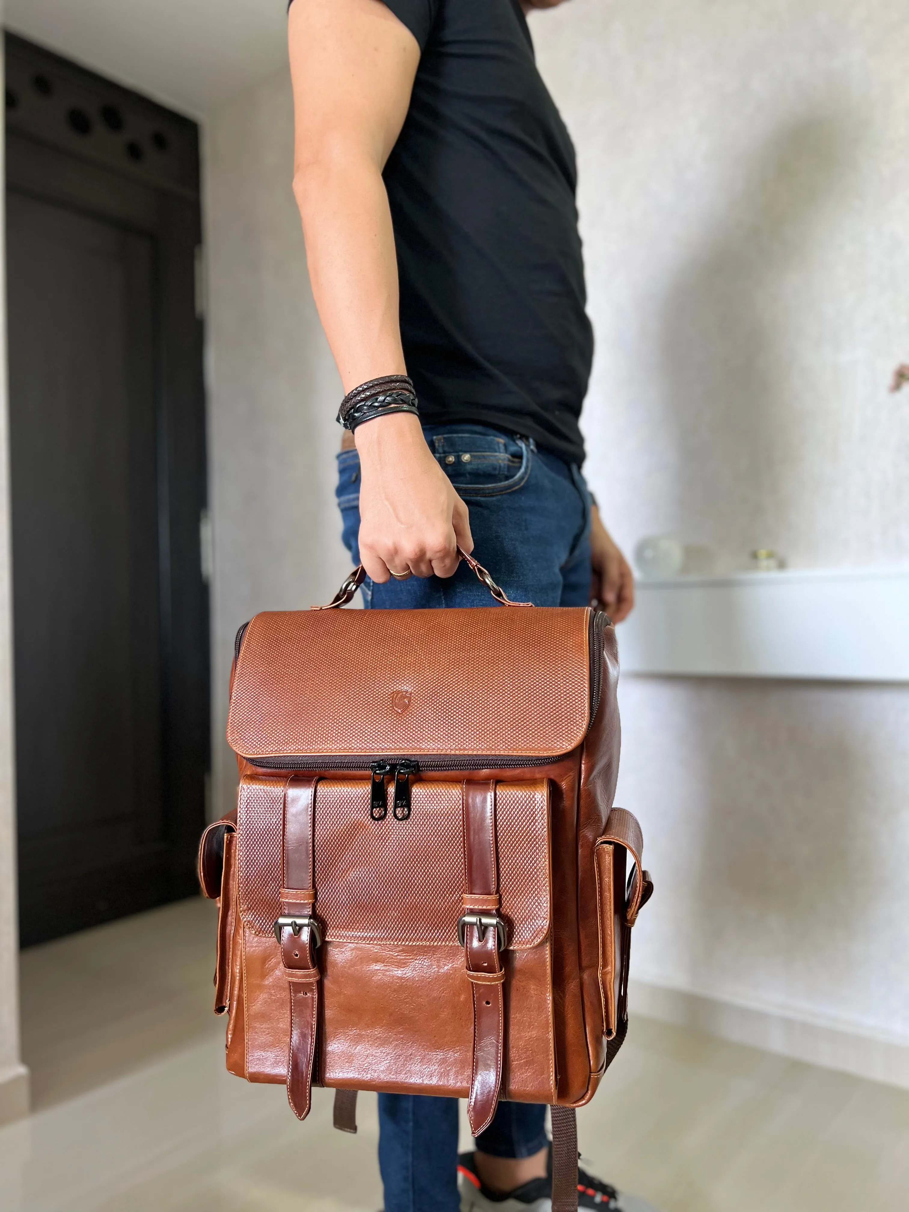 MORRAL ADRIAN MULTIFUNCIONAL EN CUERO MIEL PARA HOMBRE | FREE ZONE